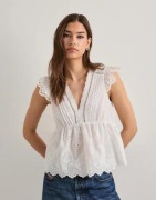 Nelly - Hvit - Embroidered Flounce Blouse